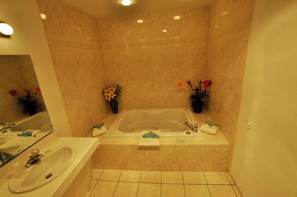 Riviera Resort & Suites Wildwood Room photo